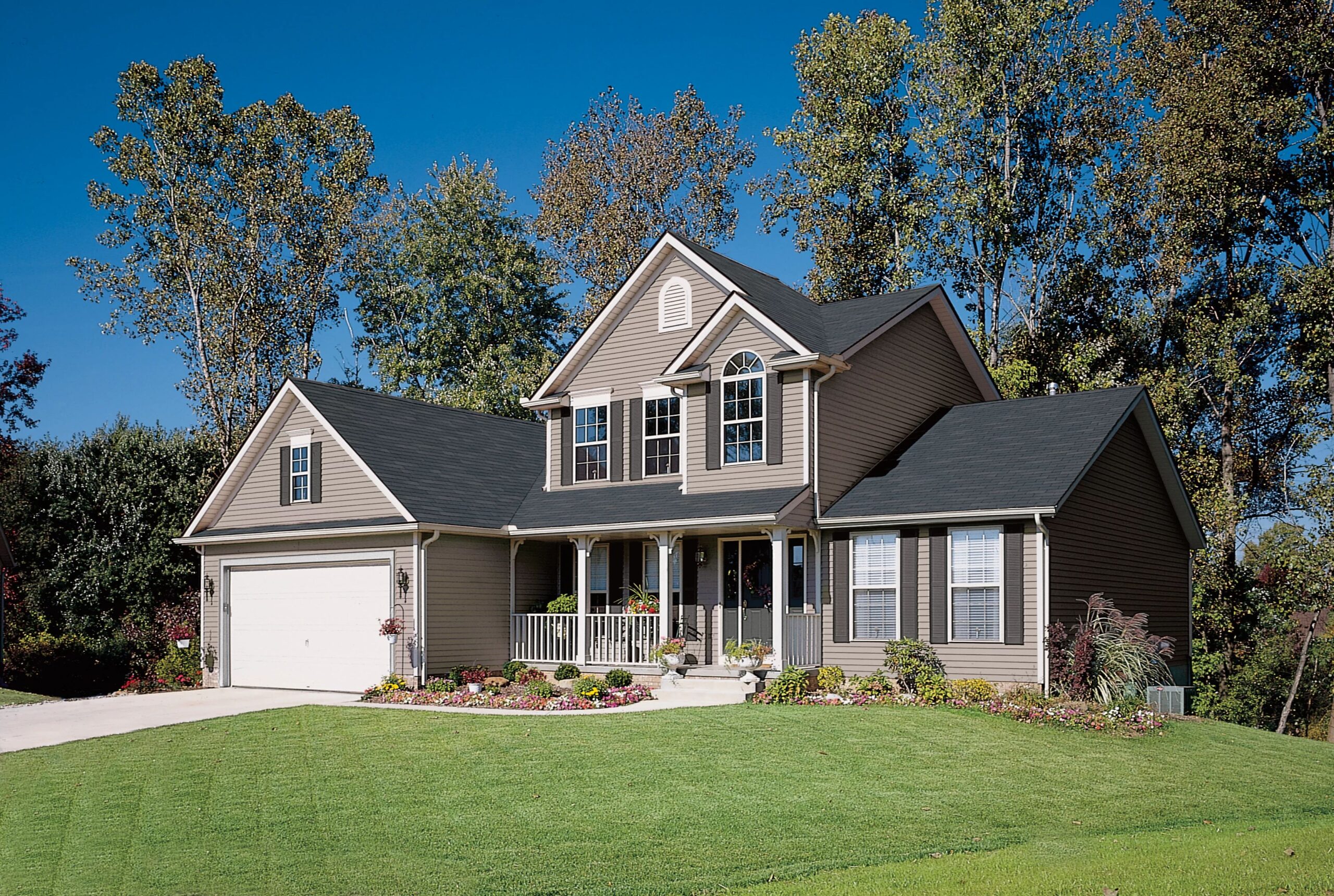 Gentek Woodgrain 2000 siding in Canyon Clay